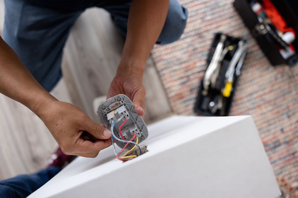 Installatie van een aircosysteem aan de muur